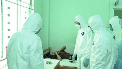 Thăm khám bệnh nhân tại Bệnh viện Bệnh nhiệt đới tỉnh Khánh Hoà