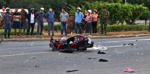 Xe 16 chỗ húc văng xe 2 bánh trên đại lộ