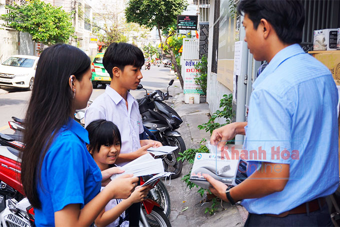 Công ty Dịch vụ pháp lý Saphira Nha Trang  phát khẩu trang miễn phí cho người dân.