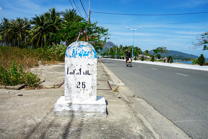 Cần chỉnh trang cột mốc cây số