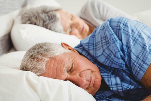 Sau tuổi 50, bạn nên quan tâm nhiều hơn tới giấc ngủ và tránh thức đêm. Ảnh: Aboluowang.