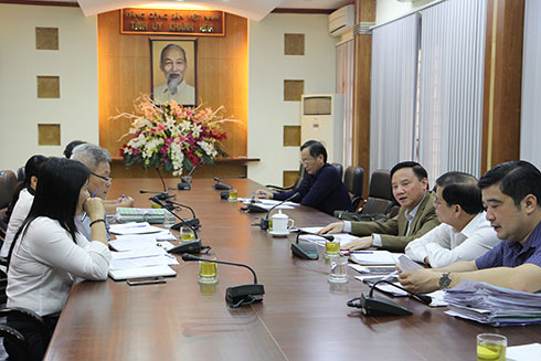 Ông Nguyễn Khắc Định (thứ ba từ phải qua) chỉ đạo tại cuộc họp.