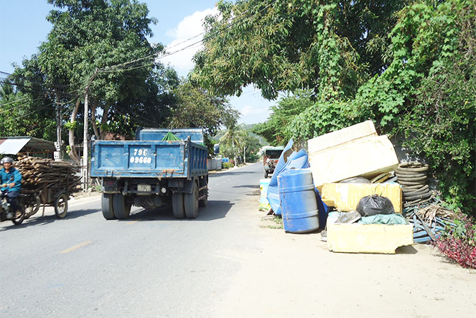 Phế liệu chiếm hành lang tỉnh lộ