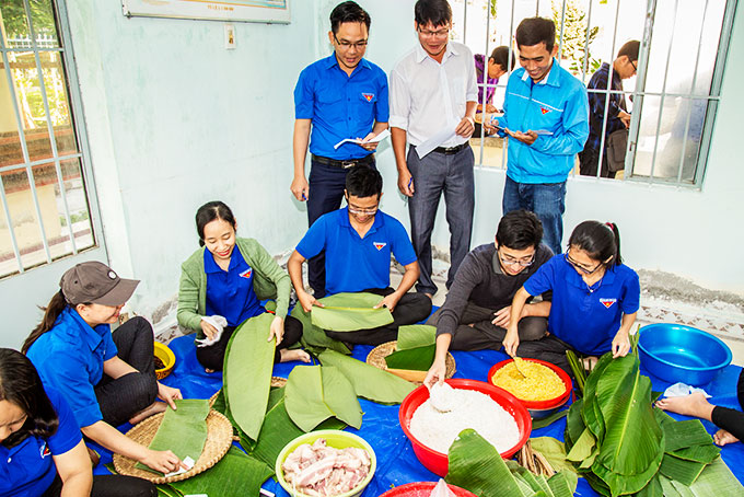 Thành đoàn Cam Ranh tổ chức nấu bánh chưng, bánh tét tặng  các hộ nghèo trên địa bàn trong dịp Tết Nguyên đán vừa qua.