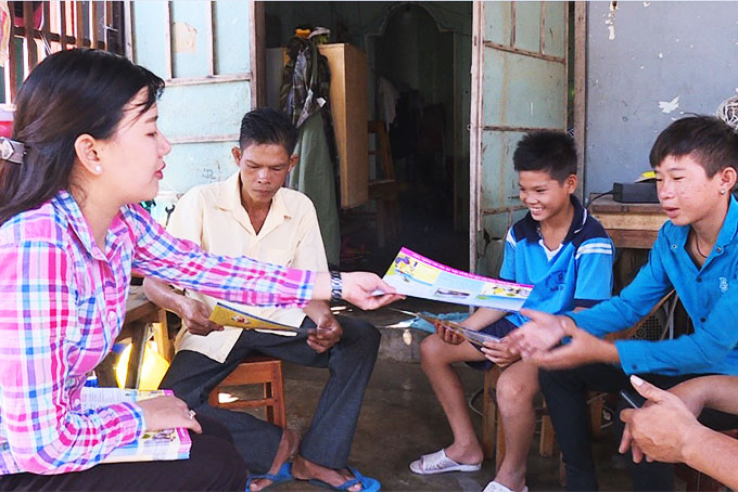 Truyền thông về chính sách dân số, sức khỏe sinh sản vị thành niên cho hộ gia đình tại xã Vạn Phú.