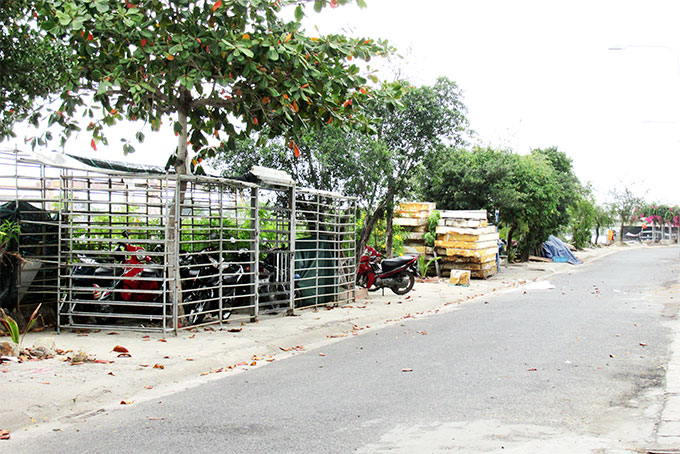 Hành lang đường Lê Văn Hưu bị chiếm dụng