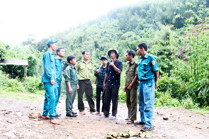 Lực lượng chức năng Khánh Sơn nhắc nhở người dân cẩn trọng việc sử dụng lửa trong rừng và ven rừng.