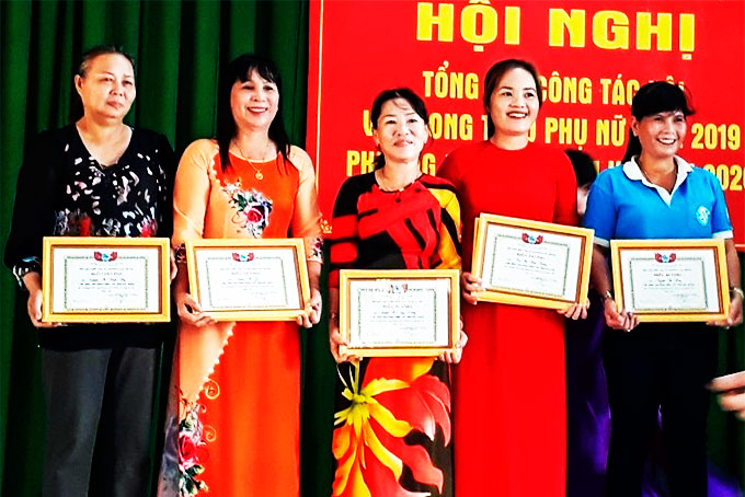 Bà Nguyễn Thị Gái (thứ 2 từ trái sang) được tặng bằng khen  về thành tích trong công tác hội năm 2019.