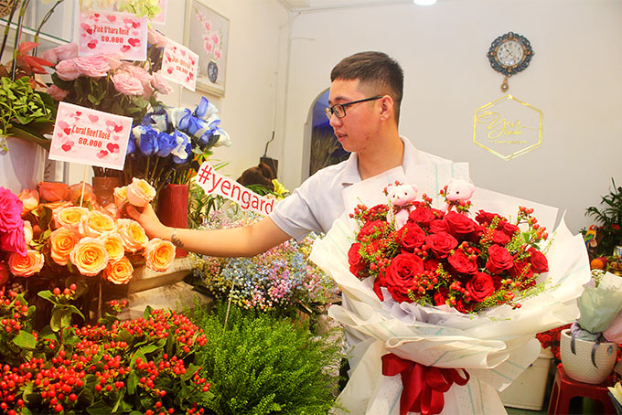 Khách hàng lựa chọn quà tặng tại một cửa hàng hoa tươi ở TP. Nha Trang.