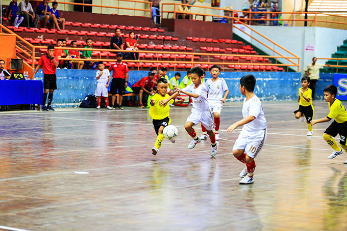 Khanh Hoa’s young players playing at provincial U11 football contest
