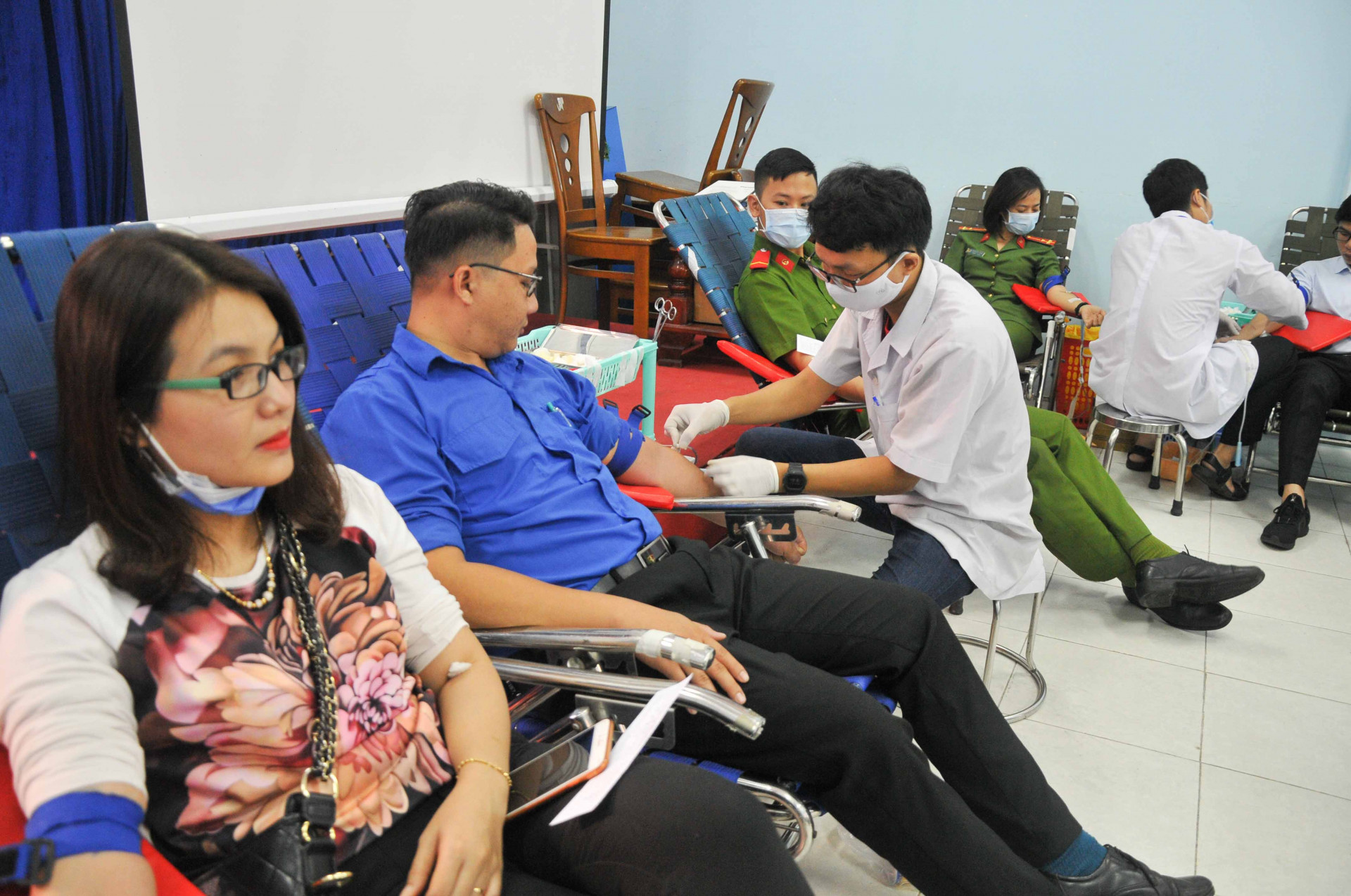 Các cán bộ, đoàn viên, thanh niên tham gia hiến máu 
