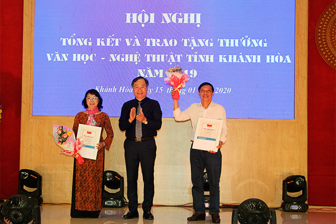 Nhà biên kịch Nguyễn Sỹ Chức (bên phải) nhận giải A  giải tặng thưởng văn học nghệ thuật tỉnh cho kịch bản Chói rạng sơn hà.  