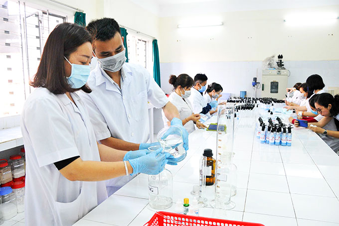 Cán bộ, giảng viên Trường Cao đẳng Y tế Khánh Hòa điều chế dung dịch rửa tay phục vụ phòng, chống  dịch bệnh trong nhà trường. 
