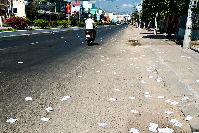 Rác từ tờ rơi quảng cáo