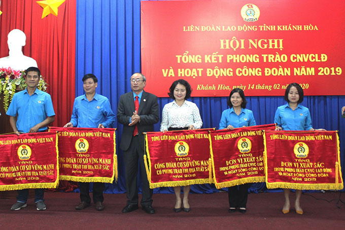 Ông Nguyễn Hòa - Chủ tịch Liên đoàn Lao động tỉnh trao cờ thi đua xuất sắc cho các tập thể