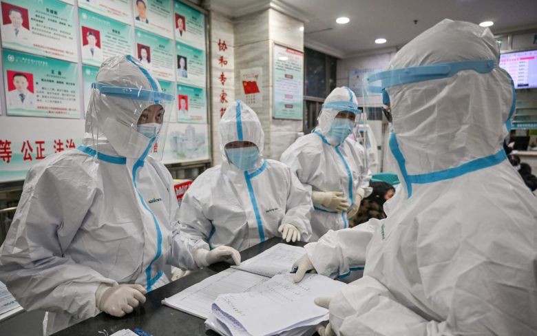 Các nhân viên y tế (mặc đồ bảo hộ) tại Vũ Hán, Trung Quốc trong đợt dịch bệnh Covid-19 (nCoV). Ảnh: AFP.