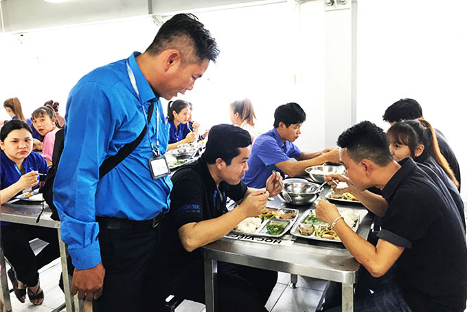 Đại diện Công đoàn các Khu công nghiệp và Khu kinh tế tỉnh giám sát bữa ăn ca dành cho công nhân.