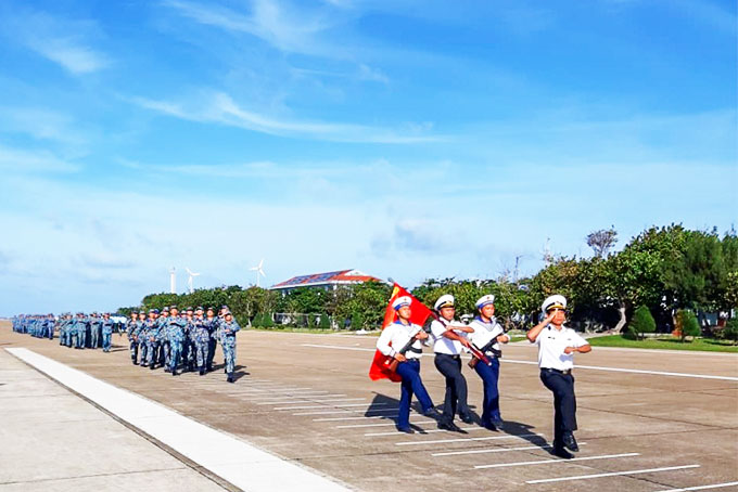 Diễu binh tại lễ ra quân huấn luyện trên đảo Trường Sa.