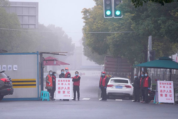 Chốt kiểm tra bên ngoài khu dân cư ở Thượng Hải. (Ảnh: Reuters)