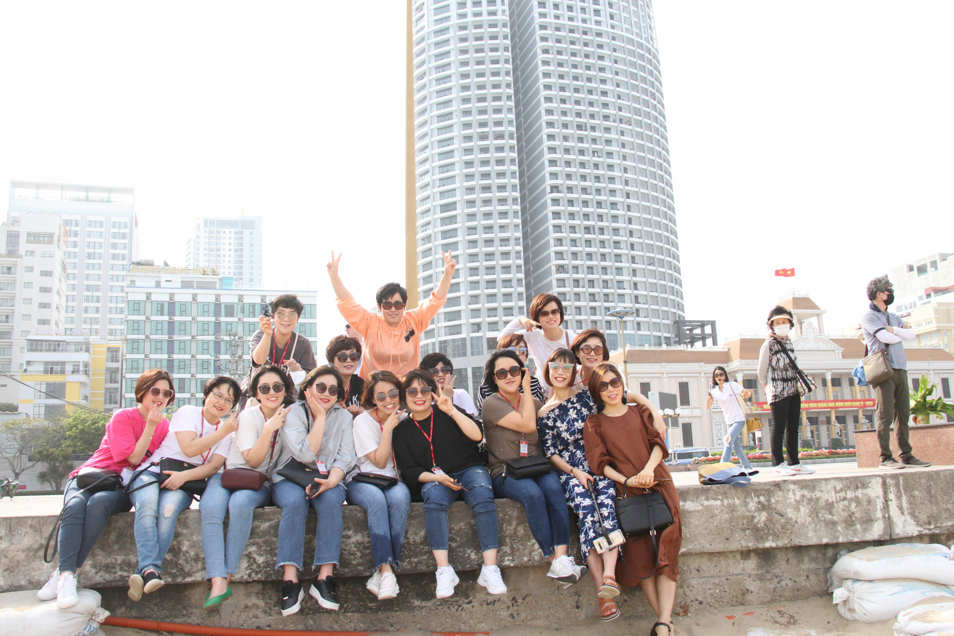  Khách Hàn Quốc chụp ảnh lưu niệm khi tham quan TP. Nha Trang