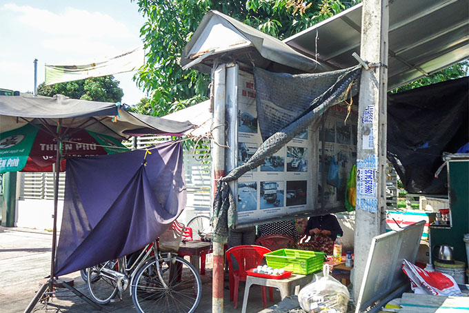 Bảng tuyên truyền bị che khuất