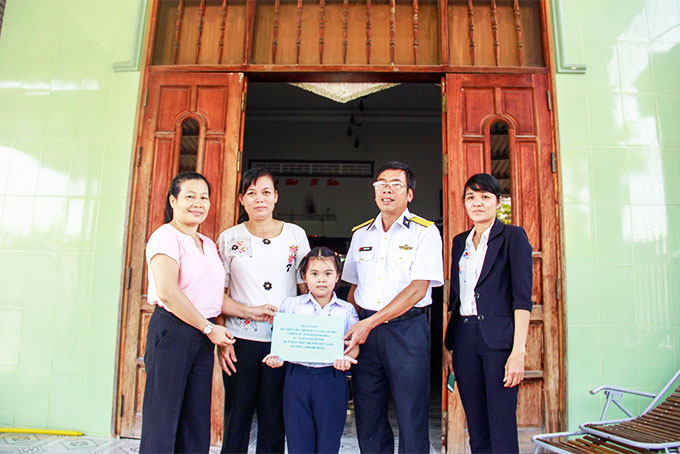 Đại diện Quỹ Bảo trợ trẻ em tỉnh trao học bổng  cho em Nguyễn Ngọc Hồng Phúc.