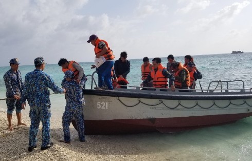 Cứu 33 ngư dân tàu cá Quảng Nam bị cháy, chìm ở Trường Sa