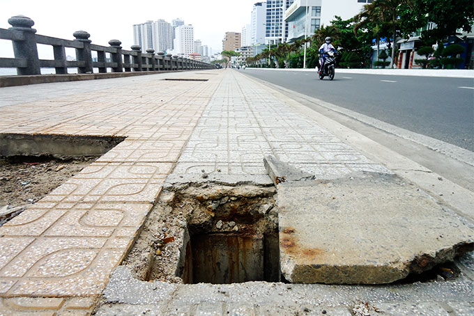 Hố trên vỉa hè