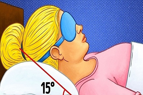 Nâng cao đầu khi ngủ giúp giảm tiết dịch nhầy vào cổ họng. Ảnh: Brightside.