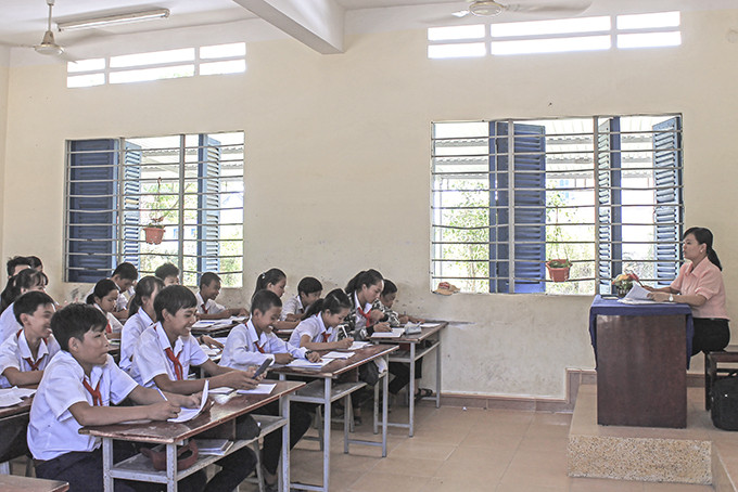 Năm qua, ngành Giáo dục Ninh Hòa đã thực hiện nghiêm  việc tinh giản biên chế. Trong ảnh: Một giờ học  tại Trường THCS Phạm Hồng Thái (xã Ninh Thân).