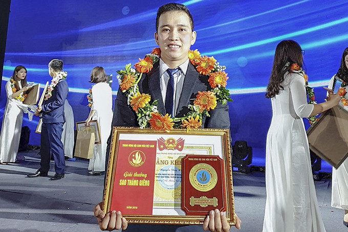 Nguyễn Duy Hòa nhận giải thưởng Sao tháng Giêng do Trung ương Hội Sinh viên Việt Nam trao tặng.