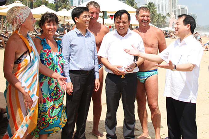 <p style="text-align: justify;">Ông Hà Văn Siêu trò chuyện với khách du lịch Nga khi đi thực tế ở bãi biển Nha Trang.</p>
