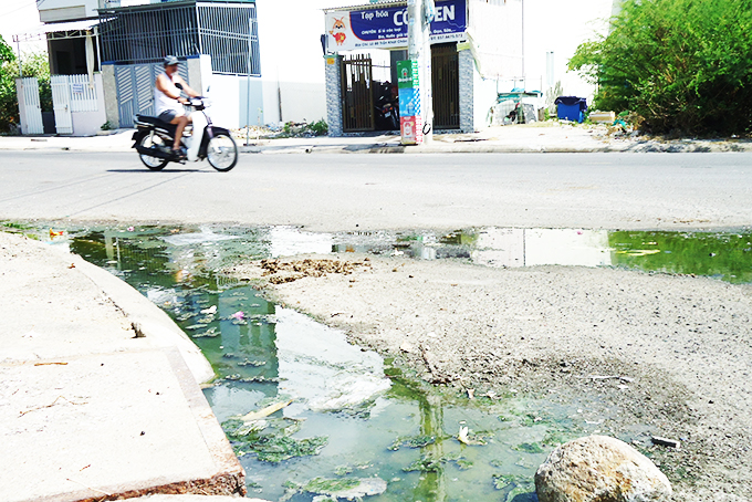 Nước tràn trên đường