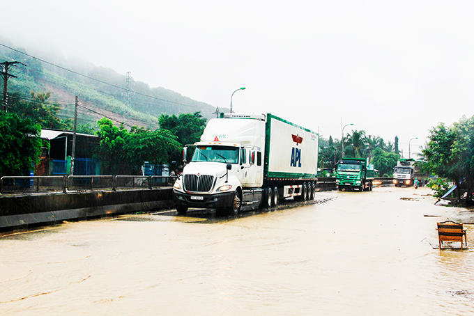 Quốc lộ 1 qua địa bàn thôn Đắc Lộc, xã Vĩnh Phương thường xuyên bị ngập vào mùa mưa.