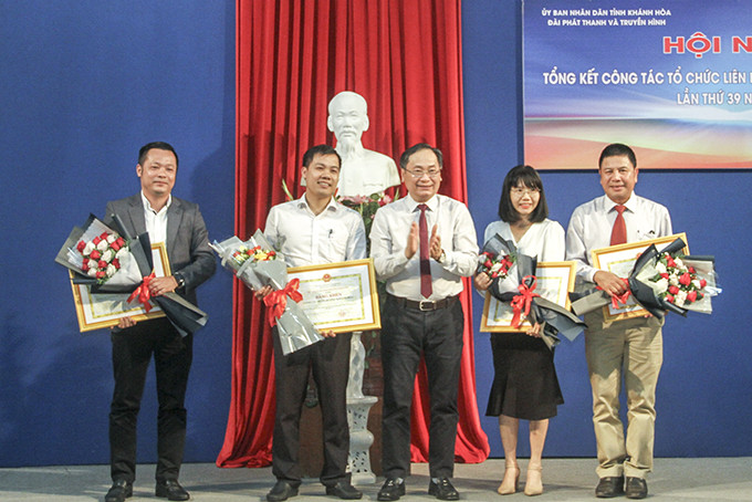 Nguyen Dac Tai offering certificates of merit to representatives of units