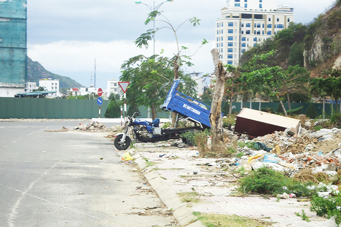 Đổ rác, xà bần bừa bãi