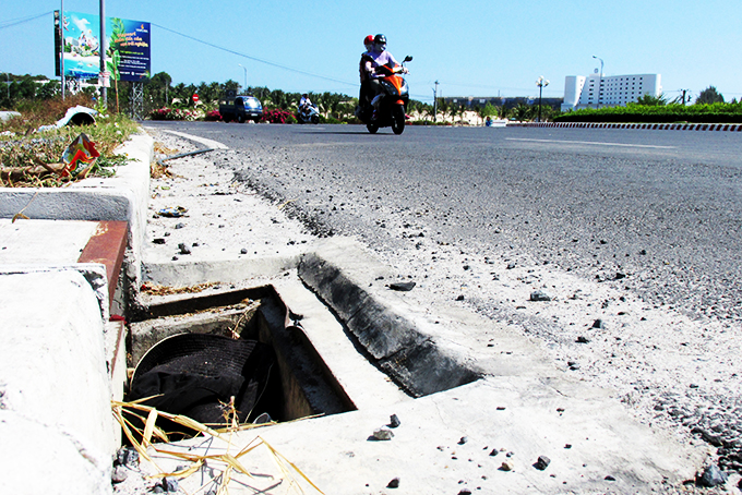 Cần đậy các nắp cống