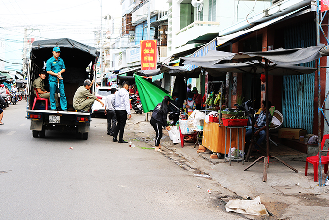 Một buổi kiểm tra lập lại trật tự đô thị của phường Phương Sài.