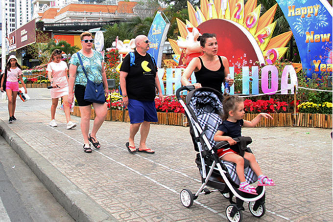 Làm thủ tục xuất, nhập cảnh cho 7.076 lượt khách du lịch