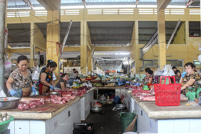 Các lô sạp hàng thịt heo ở chợ Xóm Mới ế ẩm 