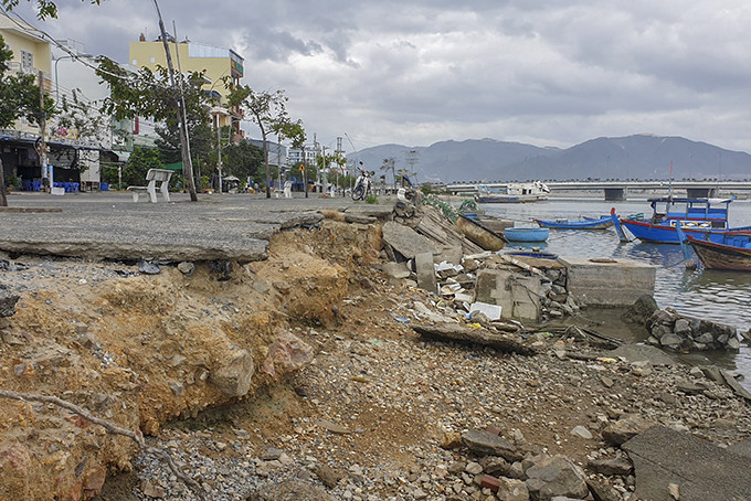 Nhiều vị trí bờ kè đường Nguyễn Văn Linh bị hư hỏng trầm trọng.