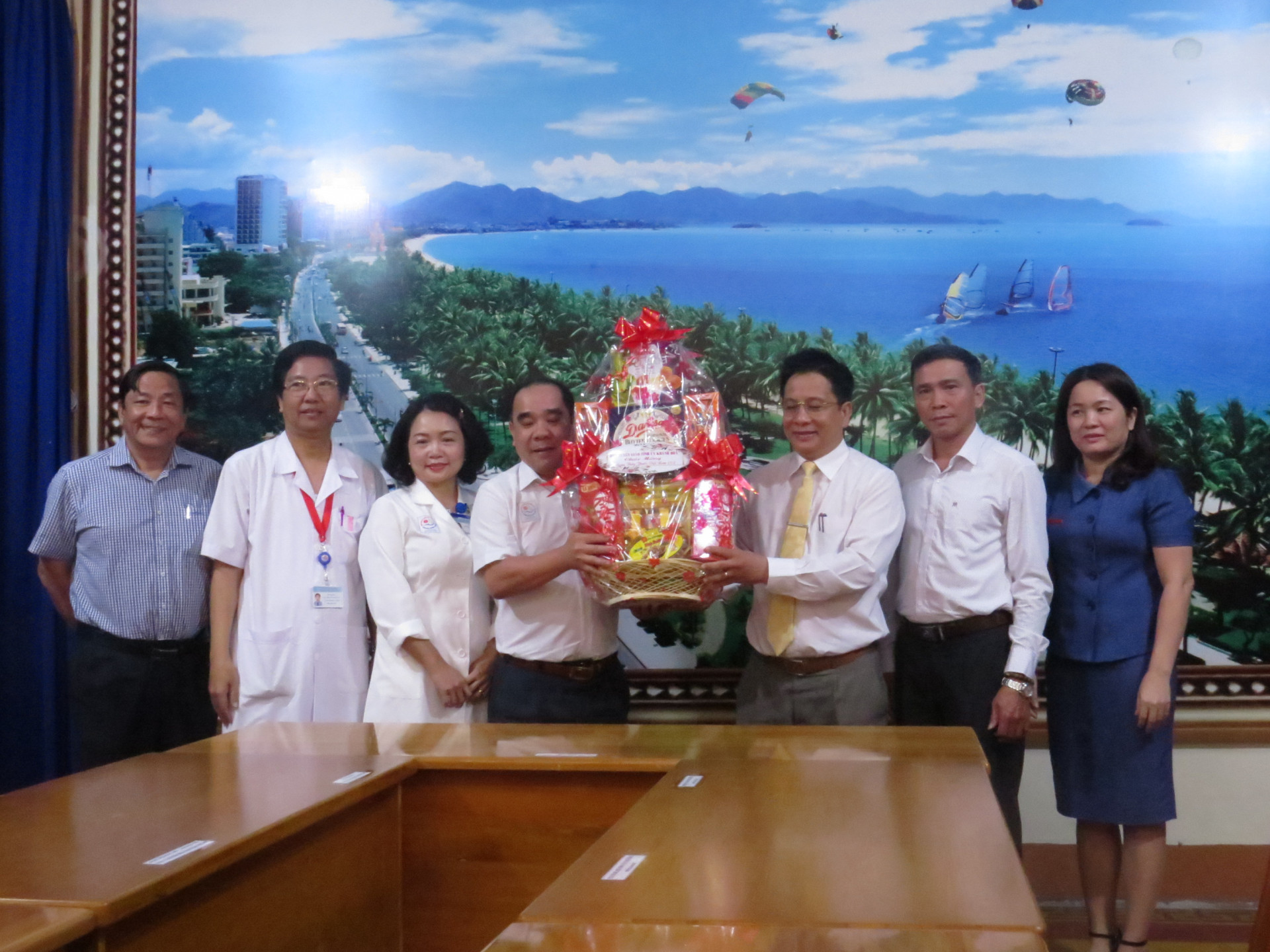 Ông Hồ Văn Mừng thăm và tri ân đội ngũ cán bộ y tế  Bệnh viện Đa khoa tỉnh Khánh Hoà 