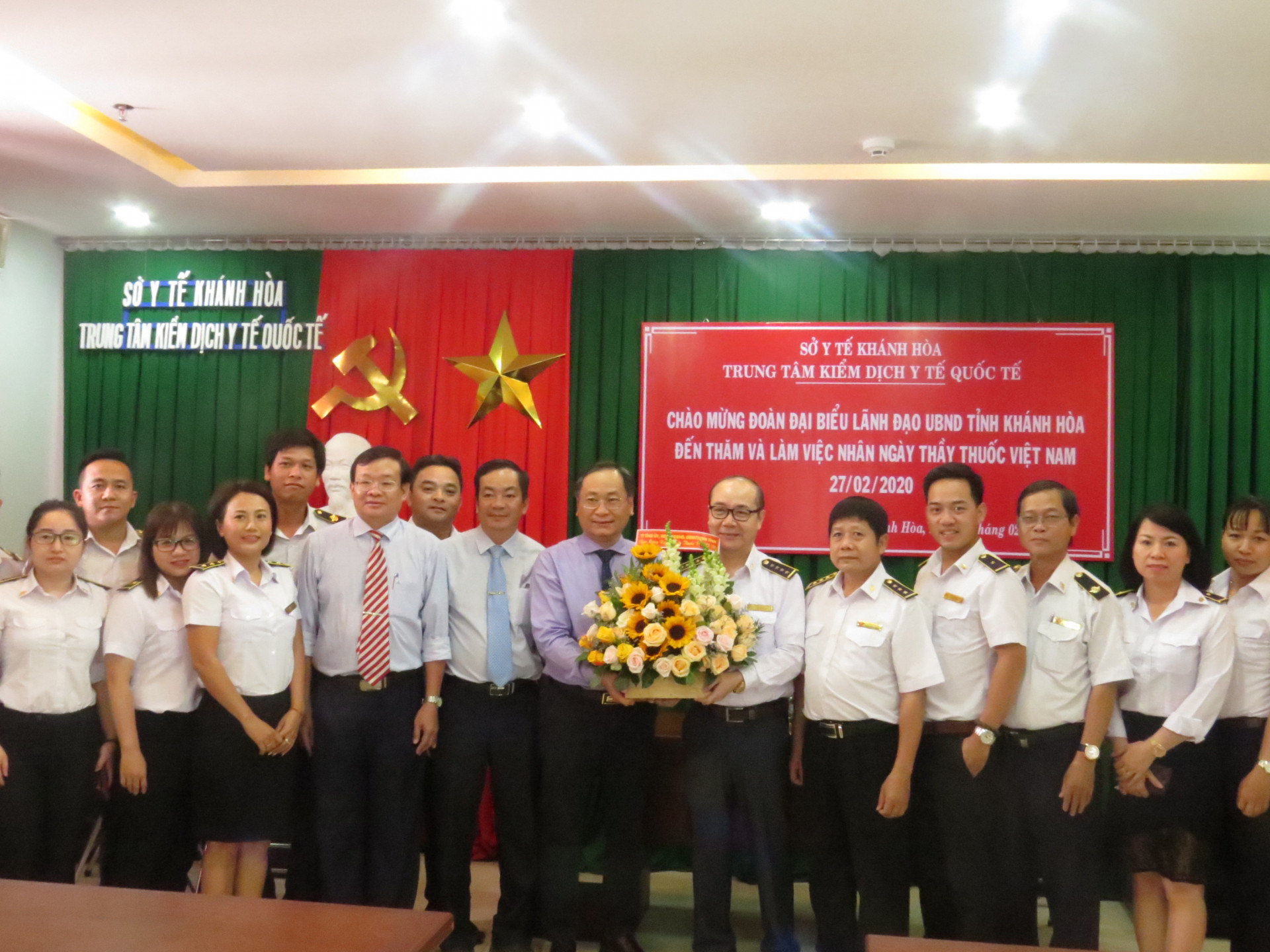 Tặng hoa cho Trung tâm Kiểm dịch Y tế quốc tế tỉnh Khánh Hoà 