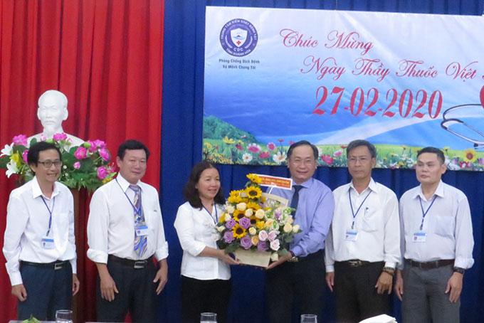 Ông Nguyễn Đắc Tài biểu dương đội ngũ cán bộ y tế Trung tâm Kiểm soát Bệnh tật tỉnh Khánh Hoà