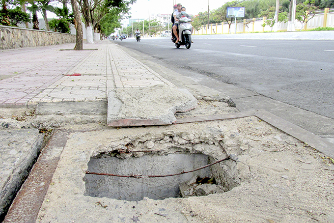Hố trên vỉa hè