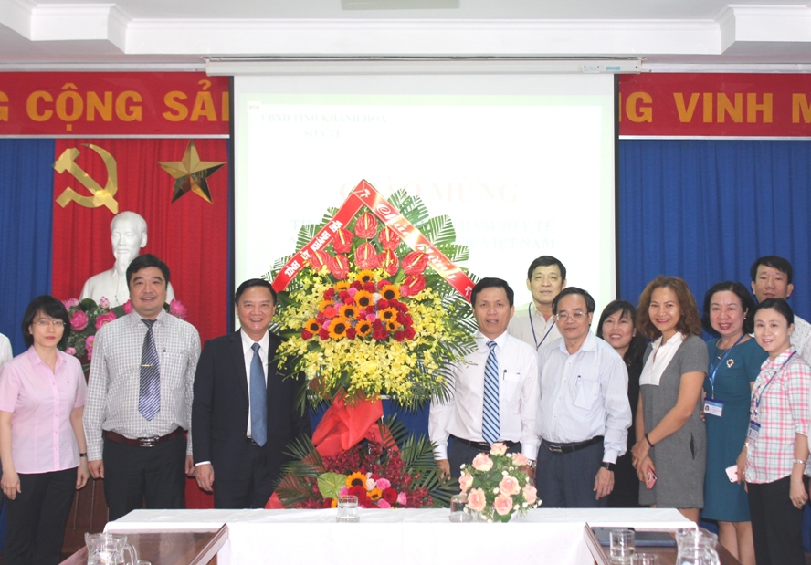 Ông Nguyễn Khắc Định tặng hoa, chúc mừng tại Sở Y tế.