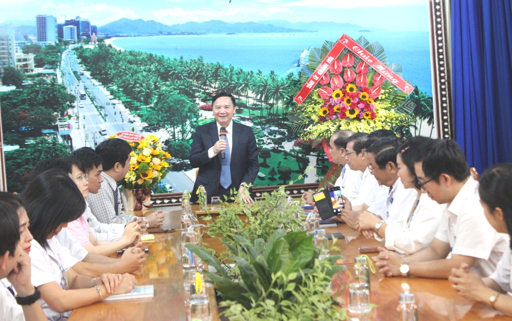 Ông Nguyễn Khắc Định ghi nhận và chúc mừng tại Bệnh viên Đa khoa tỉnh.