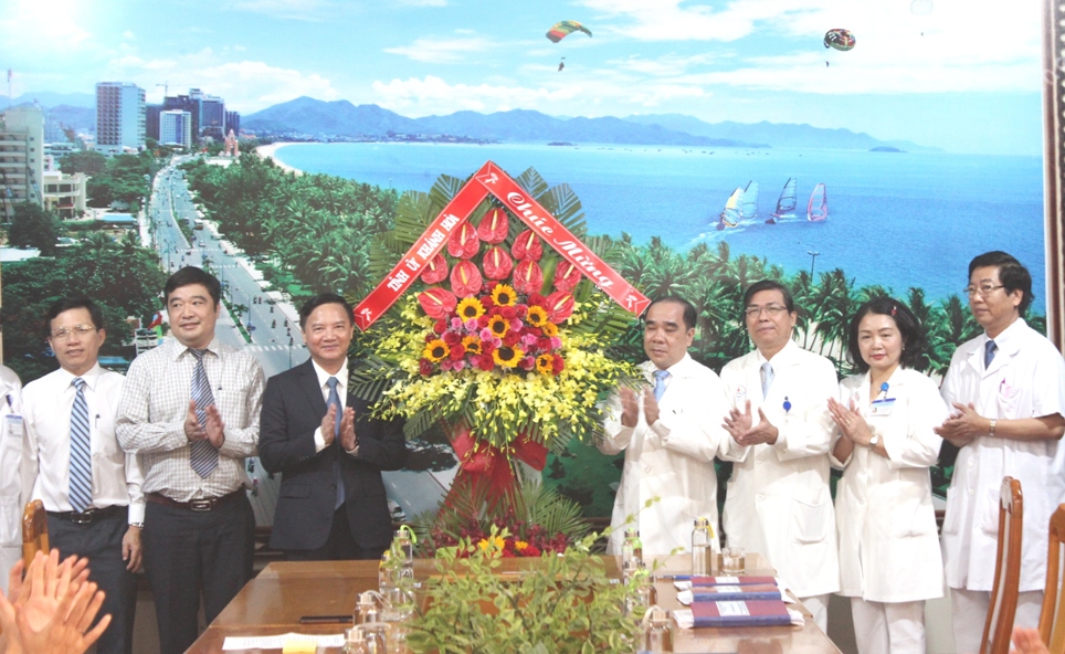 Ông Nguyễn Khắc Định tặng hoa, chúc mừng Bệnh viên Đa khoa tỉnh.