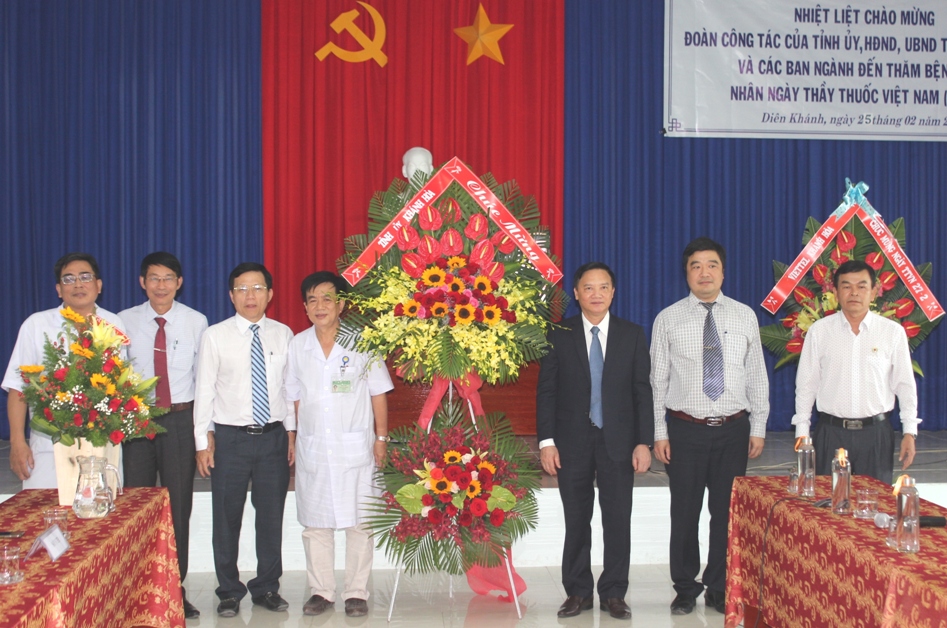 Ông Nguyễn Khắc Định tặng hoa, chúc mừng Bệnh viên bệnh Nhiệt đới tỉnh