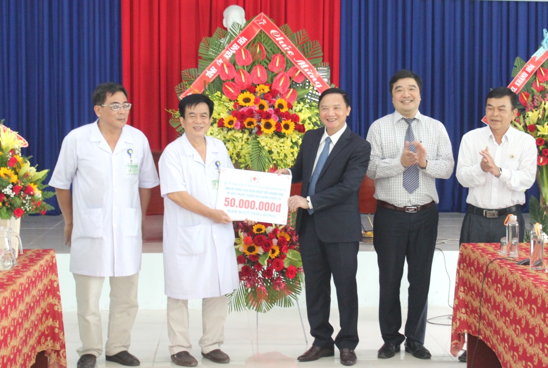 Ông Nguyễn Khắc Định trao hỗ trợ cho Bệnh viện Bệnh nhiệt đới tỉnh.